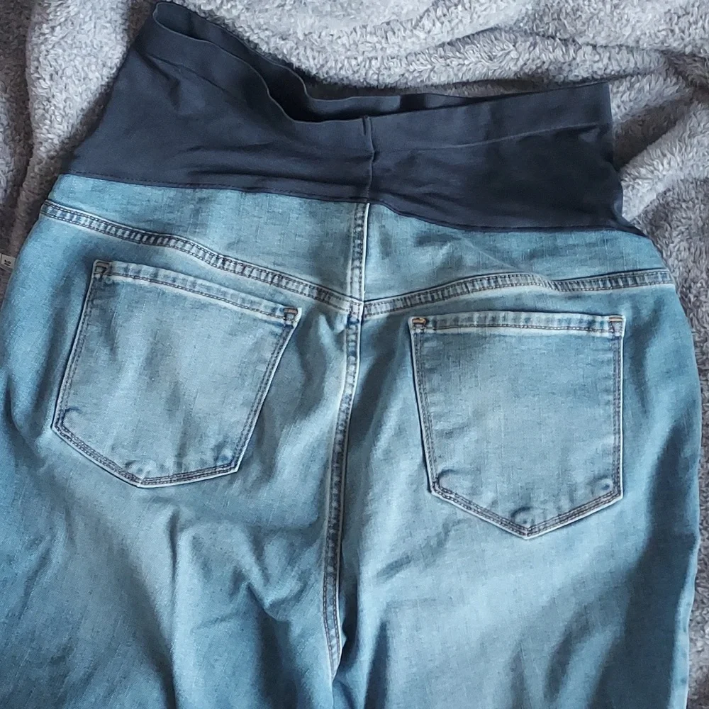 Old Navy Maternity Skinny Jeans - Picture 6 of 6